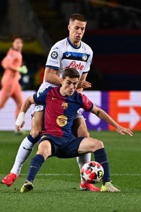 Foto IPP MiMa Barcellona 29 01 2025 Calcio UEFA Champions League FC Barcellona - Atalanta BC nella foto Mario Pasalic (Atalanta BC) e Gavi FC Barcelona, Barca Italy Photo Press - World Copyright Barcelona italy Espana ITALY  Copyright: xR4924_italyphotopressx