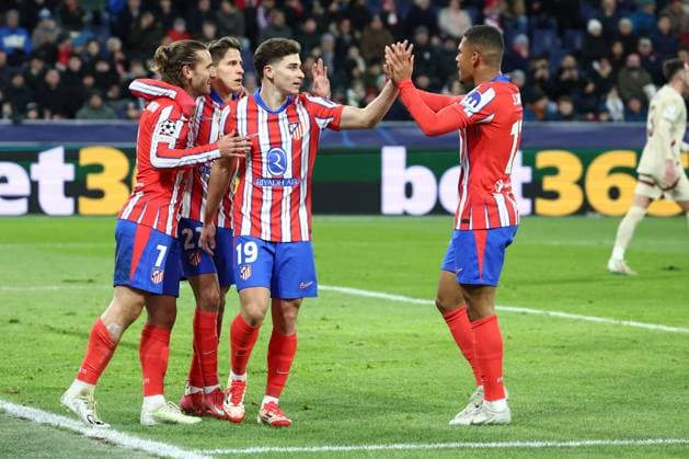 SOCCER - UEFA CL, RBS vs Atletico SALZBURG,AUSTRIA,29.JAN.25 - SOCCER - UEFA Champions League, Red Bull Salzburg vs Atletico Madrid. Image shows the rejoicing of scorer Antoine Griezmann, Giuliano Simeone, Julian Alvarez and Samuel Lino (Atletico).  GEPAxpictures xDavidxGeieregger