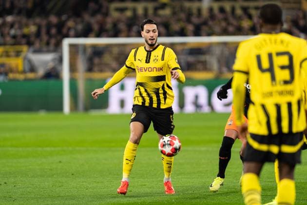 GER, UEFA Champions League, 8. Spieltag - Borussia Dortmund vs FC Shakhtar Donetsk 29.01.2025, Signal Iduna Park, Dortmund, GER, UEFA Champions League, 8. Spieltag - Borussia Dortmund vs FC Shakhtar Donetsk Im Bild: Ramy Bensebaini (Borussia Dortmund, 5) Einzelaktion; Ganzkörper Ganzkoerper ; Ball am Fuss;