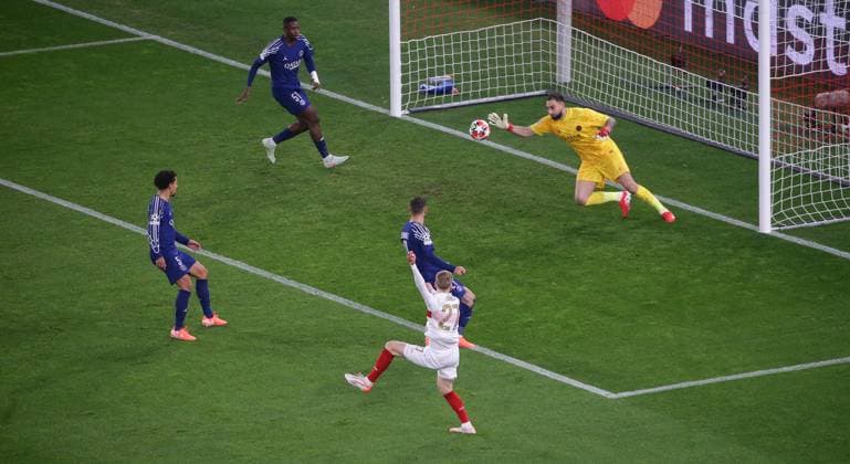 29.01.2025 Stuttgart , Champions League Fußball VfB Stuttgart vs. Paris St. Germain, Gianluigi Donnarumma ( Paris ) hält einen Schuss von Chris Führich ( VfB )