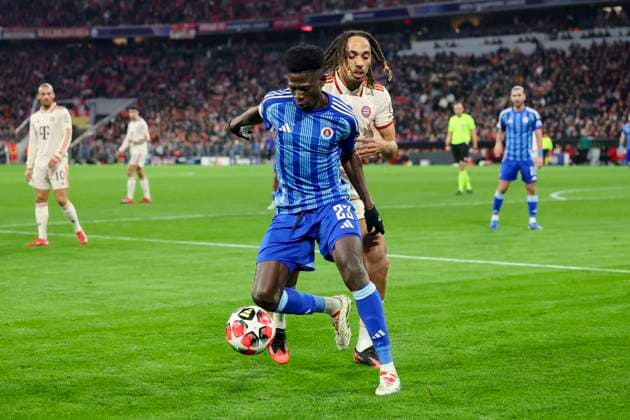 Sharani Zuberu (SK Slovan Bratislava) und Sacha Boey (FC Bayern Muenchen) kaempfen um den Ball, UEFA Champions League 2024 25 League Phase MD8, FC Bayern München v SK Slovan Bratislava, Allianz Arena am 29. January 2025 in München, Deutschland. (Foto von Marco Steinbrenner DeFodi Images) Sharani Zuberu (SK Slovan Bratislava) und Sacha Boey (FC Bayern Muenchen) battle for the ball, UEFA Champions League 2024 25 League Phase MD8, FC Bayern München v SK Slovan Bratislava, Allianz Arena, January 29, 2025 in Munich, Germany. (Photo by Marco Steinbrenner DeFodi Images) Defodi-700_muenchen_bratis_20250129_028