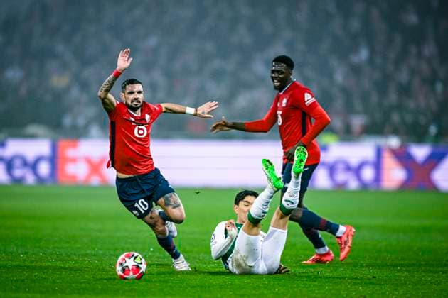 LOSC Lille midfielder Remy Cabella, Feyenoord Rotterdam midfielder Inbeom Hwang, during the match Lille - Feyenoord at the Stade Pierre Mauroy for the UEFA Champions League - League phase - Matchday 8 season 2024-2025 in LILLE, France on 29 januari 2025, (photo by Stefan Koops EYE4images DeFodi Images) Defodi-746_211590