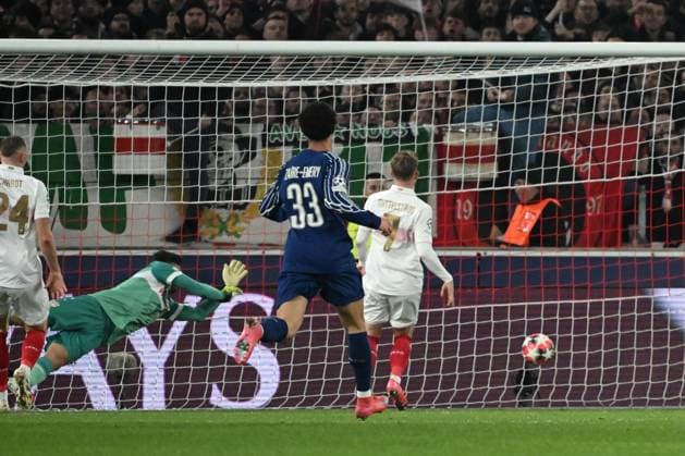 29.01.2025, xjhx, Fussball UEFA Champions League, VfB Stuttgart - Paris St.Germain v.l. Fabian Bredlow (VfB Stuttgart) beim Tor zum 0:2 durch Ousame Dembele (PSG Paris St.Germain) (DFL DFB REGULATIONS PROHIBIT ANY USE OF PHOTOGRAPHS as IMAGE SEQUENCES and or QUASI-VIDEO) Stuttgart