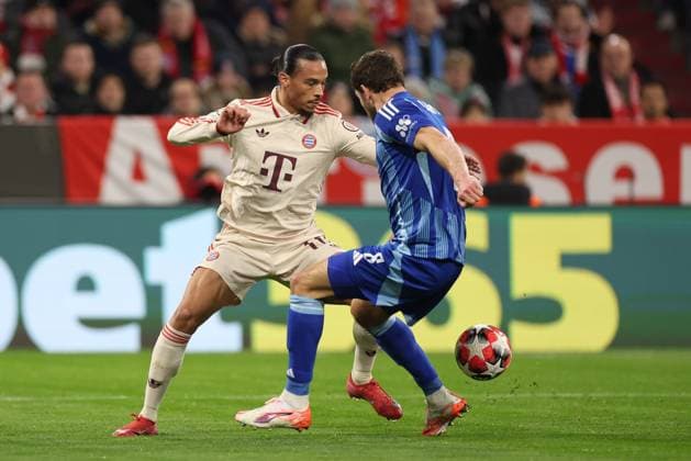 im Zweikampf, Aktion, mit Leroy Sane 10 (FC Bayern Muenchen), Kevin Wimmer 6 (SK Slovan Bratislava), FC Bayern Muenchen vs. SK Slovan Bratislava, Fussball, Champions League, 8. Spieltag, 29.01.2025 Muenchen Bayern Deutschland