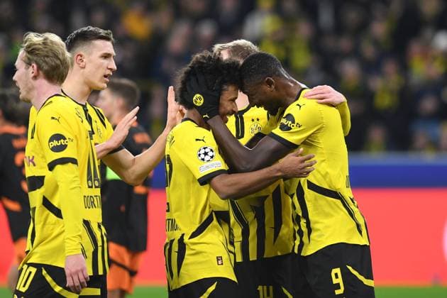 Sport Bilder des Tages Karim Adeyemi (Borussia Dortmund) und Serhou Guirassy (Borussia Dortmund) Torjubel, jubelt mit seiner Mannschaft nach dem Treffer zum 1:0 waehrend des Spiels der UEFA Champions League 2024 25 Ligen-Phase 8. Spieltag zwischen Borussia Dortmund und FC Shakhtar Donetsk, SIGNAL IDUNA PARK am 29. January 2025 in Dortmund, Deutschland. (Foto von Ralf Treese DeFodi Images) +++ Karim Adeyemi (Borussia Dortmund) und Serhou Guirassy (Borussia Dortmund) celebrates after scoring his team™s first goal with teammates during the UEFA Champions League 2024 25 League Phase MD8 match between Borussia Dortmund and FC Shakhtar Donetsk at Signal Iduna Park on January 29, 2025 in Dortmund, Germany. (Photo by Ralf Treese DeFodi Images) Defodi-521_BVBDON20250129_012