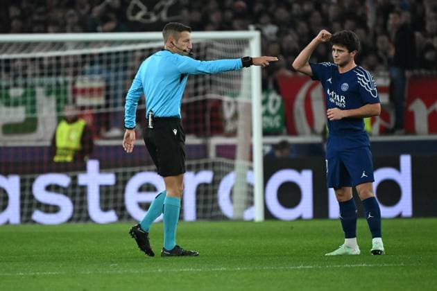 29.01.2025, xjhx, Fussball UEFA Champions League, VfB Stuttgart - Paris St.Germain v.l. Schiedsrichter Referee Davide Massa (Italien) entscheidet auf nach dem 0:2 durch Ousame Dembele (PSG Paris St.Germain) (DFL DFB REGULATIONS PROHIBIT ANY USE OF PHOTOGRAPHS as IMAGE SEQUENCES and or QUASI-VIDEO) Stuttgart