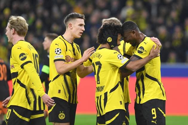 Karim Adeyemi (Borussia Dortmund) und Serhou Guirassy (Borussia Dortmund) Torjubel, jubelt mit seiner Mannschaft nach dem Treffer zum 1:0 waehrend des Spiels der UEFA Champions League 2024 25 Ligen-Phase 8. Spieltag zwischen Borussia Dortmund und FC Shakhtar Donetsk, SIGNAL IDUNA PARK am 29. January 2025 in Dortmund, Deutschland. (Foto von Ralf Treese DeFodi Images) +++ Karim Adeyemi (Borussia Dortmund) und Serhou Guirassy (Borussia Dortmund) celebrates after scoring his team™s first goal with teammates during the UEFA Champions League 2024 25 League Phase MD8 match between Borussia Dortmund and FC Shakhtar Donetsk at Signal Iduna Park on January 29, 2025 in Dortmund, Germany. (Photo by Ralf Treese DeFodi Images) Defodi-521_BVBDON20250129_013