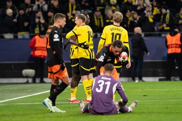 GER, UEFA Champions League, 8. Spieltag - Borussia Dortmund vs FC Shakhtar Donetsk 29.01.2025, Signal Iduna Park, Dortmund, GER, UEFA Champions League, 8. Spieltag - Borussia Dortmund vs FC Shakhtar Donetsk Im Bild: Torjubel Jubel ueber das Tor zum 1:0 durch Sehrou Guirassy (Borussia Dortmund, 9) Maximilian Beier (Borussia Dortmund, 14) Julian Brandt (Borussia Dortmund, 10) Im Vordergrund liegt Dmytro Riznyk (FC Shakhtar Donetsk, 31)