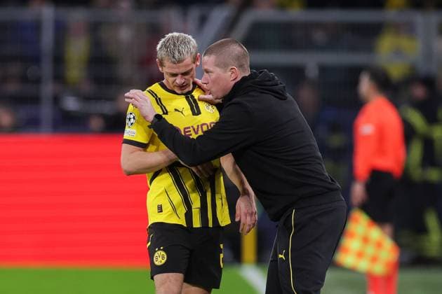 29.01.2025, UEFA Champions League, 8. Spieltag, Borussia Dortmund - Shakhtar Donetsk, v. l. Julian Ryerson (Borussia Dortmund) bekommt Anweisungen von Trainer Mike Tullberg (Borussia Dortmund), Dortmund Signal Iduna Park NRW Deutschland xRHR-FOTO DEx Copyright: DennisxEwert RHR-FOTOx RHR-FOTO DE
