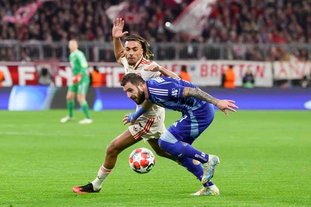 Sacha Boey (FC Bayern Muenchen) und Tigran Barseghyan (SK Slovan Bratislava) kaempfen um den Ball, UEFA Champions League 2024 25 League Phase MD8, FC Bayern München v SK Slovan Bratislava, Allianz Arena am 29. January 2025 in München, Deutschland. (Foto von Marco Steinbrenner DeFodi Images) Sacha Boey (FC Bayern Muenchen) und Tigran Barseghyan (SK Slovan Bratislava) battle for the ball, UEFA Champions League 2024 25 League Phase MD8, FC Bayern München v SK Slovan Bratislava, Allianz Arena, January 29, 2025 in Munich, Germany. (Photo by Marco Steinbrenner DeFodi Images) Defodi-700_muenchen_bratis_20250129_029