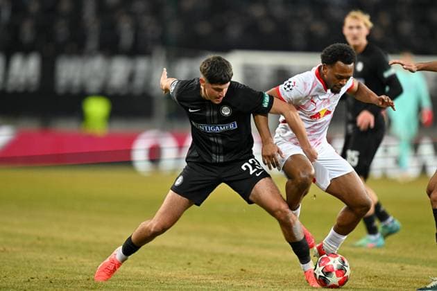 SOCCER - UEFA CL, Sturm vs RB Leipzig KLAGENFURT,AUSTRIA,29.JAN.25 - SOCCER - UEFA Champions League, SK Sturm Graz vs RasenBallsport Leipzig. Image shows Arjan Malic (Sturm) and Lois Openda (RB Leipzig).  GEPAxpictures xAvnixRetkoceri