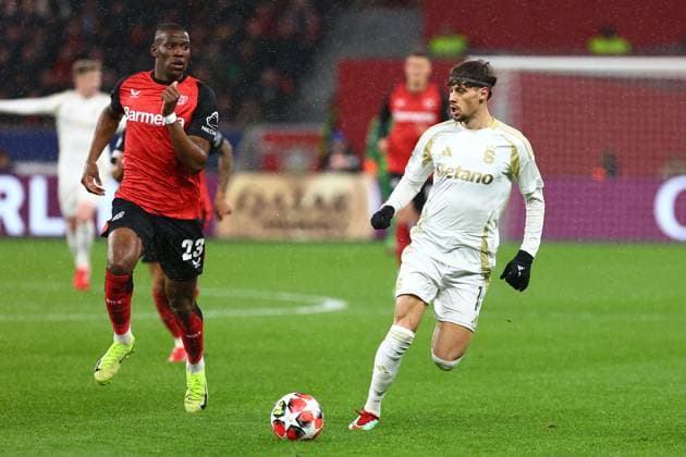 Veljko Birmancevic 14 (AC Sparta Prag) im Zweikampf, Aktion, mit Nordi Mukiele 23 (Bayer 04 Leverkusen) Bayer 04 Leverkusen vs. AC Sparta Prag, Fussball, UEFA Champions League, 8. Spieltag, Saison 2024 2025, 29.01.2025 Foto: kolbert-press Ant Palmer BayArena NRW Deutschland