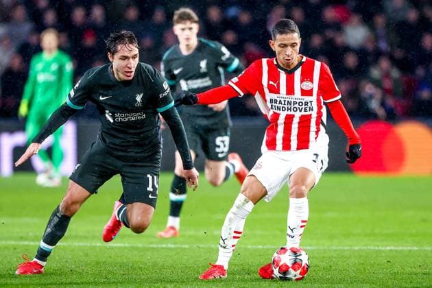EINDHOVEN, 29-01-2025, Philips Stadium, UEFA Champions League season 2024 25, match between PSV and Liverpool, Liverpool FC player Federico Chiesa and PSV player Mauro Junior PSV - Liverpool  x27613070x Copyright: