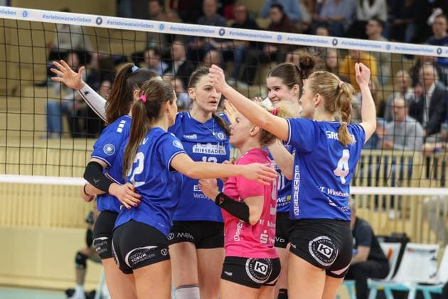 Wiesbaden, Deutschland 29. Januar 2025: 1. VBL - Frauen - 2024 2025 - VC Wiesbaden vs. Ladies in Black Aachen Im Bild: die Spielerinnen vom VC Wiesbaden, Jubel, Halle am Platz der deutschen Einheit Berlin Copyright: xFotostandx xUlrichxScherbaumx