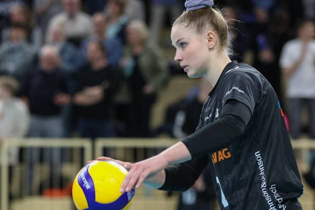 Wiesbaden, Deutschland 29. Januar 2025: 1. VBL - Frauen - 2024 2025 - VC Wiesbaden vs. Ladies in Black Aachen Im Bild: Luisa Keller (Ladies in Black Aachen, 2), vor dem Aufschlag, Halle am Platz der deutschen Einheit Berlin Copyright: xFotostandx xUlrichxScherbaumx
