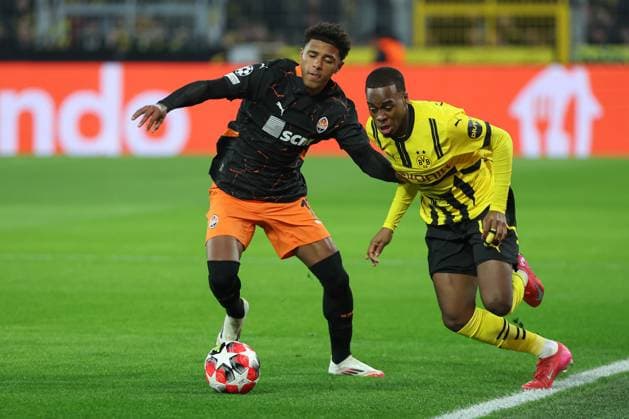 UEFA Champions League - Borussia Dortmund - Schachtar Donezk am 29.01.2025 im Signal Iduna Park in Dortmund Jamie Gittens (Dortmund 43) gegen Vinicius Tobias (Donezk 17) MH