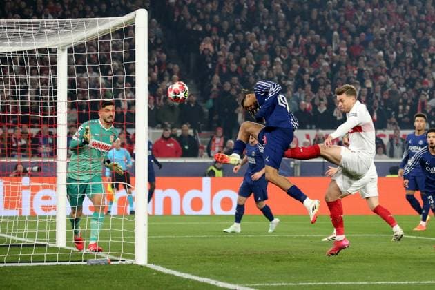 29.01.2025, xmohx, Fussball UEFA Champions League, VfB Stuttgart - Paris St.Germain v.l. Bradley Barcola (PSG Paris St.Germain) Torschuetze, erzielt das Tor, Treffer, scores the goal 0:1 Bradley Barcola (PSG Paris St.Germain) Fabian Bredlow (VfB Stuttgart) (DFL DFB REGULATIONS PROHIBIT ANY USE OF PHOTOGRAPHS as IMAGE SEQUENCES and or QUASI-VIDEO) Stuttgart