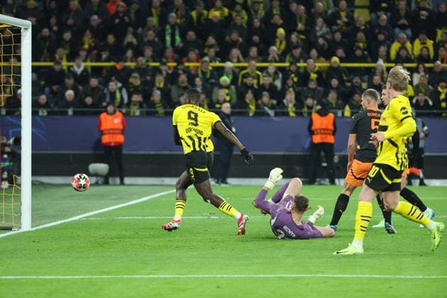 UEFA Champions League - Borussia Dortmund - Schachtar Donezk am 29.01.2025 im Signal Iduna Park in Dortmund Serhou Guirassy (Dortmund 9) erzielt gegen Torwart Dmytro Riznyk (Donezk 31) das Tor zum 1 zu 0