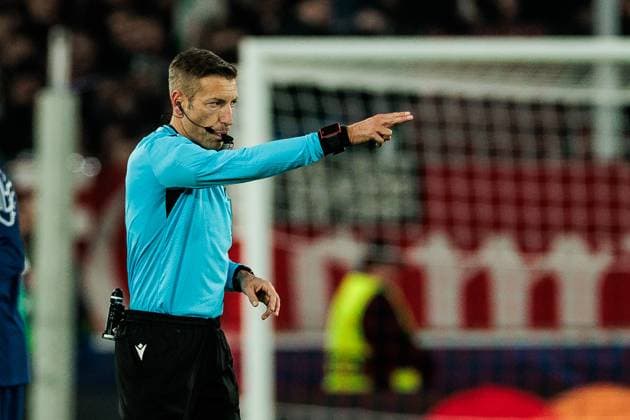 UEFA Champions League: VfB Stuttgart - FC Paris Saint-Germain; 29.01.2025 Schiedsrichter Davide Massa gestikuliert nach dem VAR - Tor für FC Paris Saint-Germain UEFA Champions League: VfB Stuttgart - FC Paris Saint-Germain; Stuttgart, Arena Stuttgart am 29.01.2025 Copyright: xBEAUTIFULxSPORTS Wunderlx