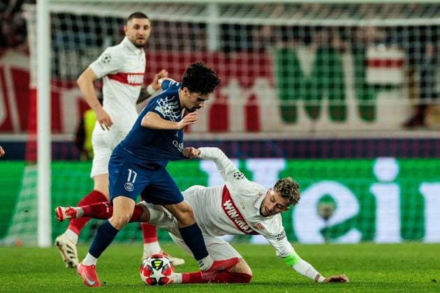 UEFA Champions League: VfB Stuttgart - FC Paris Saint-Germain; 29.01.2025 Zweikampf Vitinha (FC Paris Saint-Germain, 17), Atakan Karazor (VfB Stuttgart, 16) UEFA Champions League: VfB Stuttgart - FC Paris Saint-Germain; Stuttgart, Arena Stuttgart am 29.01.2025 Copyright: xBEAUTIFULxSPORTS Wunderlx