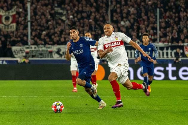 Achraf Hakimi (Paris St. Germain) und Jamie Leweling (VfB Stuttgart). xettx, Deutschland, Stuttgart, 29.01.2025, Fussball, UEFA Champions League: VfB Stuttgart vs Paris Saint-Germain, Saison 2024 2025, Match Day 8, MHP Arena Foto: A2 Bildagentur Peter Hartenfelser