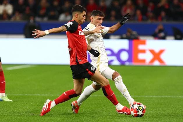 Exequiel Palacios 25 (Bayer 04 Leverkusen) im Zweikampf, Aktion, mit Qazim Laci 28 (AC Sparta Prag) Bayer 04 Leverkusen vs. AC Sparta Prag, Fussball, UEFA Champions League, 8. Spieltag, Saison 2024 2025, 29.01.2025 Foto: kolbert-press Ant Palmer BayArena NRW Deutschland