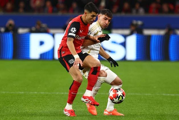 Exequiel Palacios 25 (Bayer 04 Leverkusen) im Zweikampf, Aktion, mit Qazim Laci 28 (AC Sparta Prag) Bayer 04 Leverkusen vs. AC Sparta Prag, Fussball, UEFA Champions League, 8. Spieltag, Saison 2024 2025, 29.01.2025 Foto: kolbert-press Ant Palmer BayArena NRW Deutschland