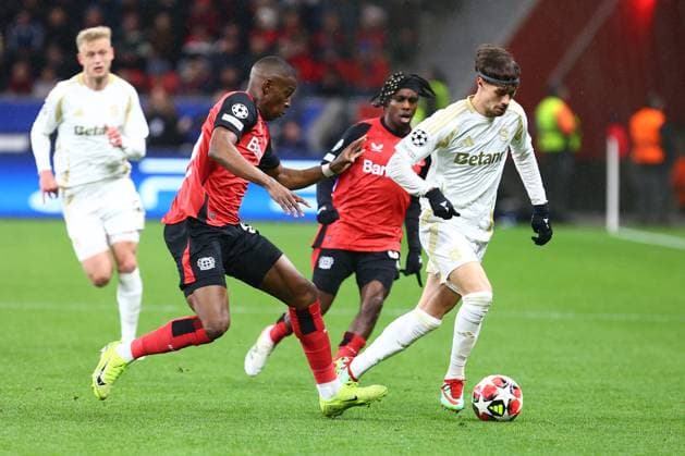 Veljko Birmancevic 14 (AC Sparta Prag) im Zweikampf, Aktion, mit Nordi Mukiele 23 (Bayer 04 Leverkusen) Bayer 04 Leverkusen vs. AC Sparta Prag, Fussball, UEFA Champions League, 8. Spieltag, Saison 2024 2025, 29.01.2025 Foto: kolbert-press Ant Palmer BayArena NRW Deutschland