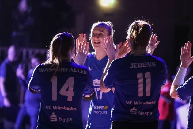 Wiesbaden, Deutschland 29. Januar 2025: 1. VBL - Frauen - 2024 2025 - VC Wiesbaden vs. Ladies in Black Aachen Im Bild: Jonna Wasserfaller (VC Wiesbaden, 14), Rachel Gomez (VC Wiesbaden, 17), Celine Jebens (VC Wiesbaden, 11), vor dem Spiel, Halle am Platz der deutschen Einheit Berlin Copyright: xFotostandx xUlrichxScherbaumx