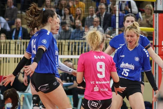 Wiesbaden, Deutschland 29. Januar 2025: 1. VBL - Frauen - 2024 2025 - VC Wiesbaden vs. Ladies in Black Aachen Im Bild: Greta Kiss (VC Wiesbaden, 19), Rene Sain (VC Wiesbaden, 9), Jubel, Halle am Platz der deutschen Einheit Berlin Copyright: xFotostandx xUlrichxScherbaumx