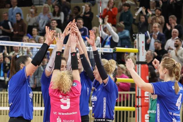 Wiesbaden, Deutschland 29. Januar 2025: 1. VBL - Frauen - 2024 2025 - VC Wiesbaden vs. Ladies in Black Aachen Im Bild: die Spielerinnen vom VC Wiesbaden, Jubel, Halle am Platz der deutschen Einheit Berlin Copyright: xFotostandx xUlrichxScherbaumx