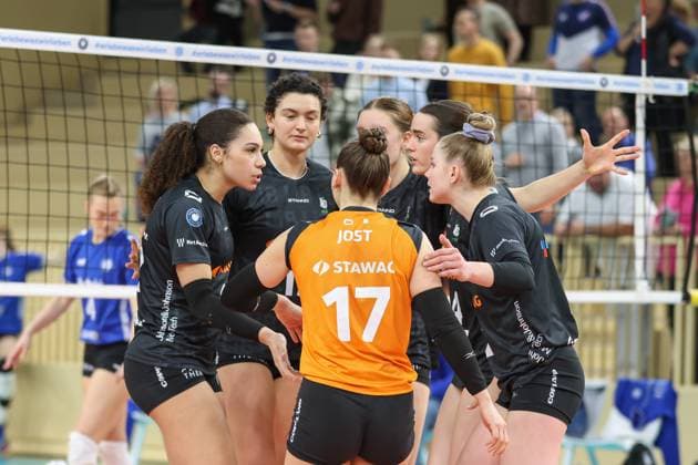 Wiesbaden, Deutschland 29. Januar 2025: 1. VBL - Frauen - 2024 2025 - VC Wiesbaden vs. Ladies in Black Aachen Im Bild: die Spielerinnen von Ladies in Black Aachen, bilden einen Mannschaftskreis, Halle am Platz der deutschen Einheit Berlin Copyright: xFotostandx xUlrichxScherbaumx