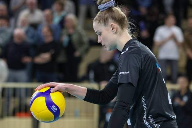 Wiesbaden, Deutschland 29. Januar 2025: 1. VBL - Frauen - 2024 2025 - VC Wiesbaden vs. Ladies in Black Aachen Im Bild: Luisa Keller (Ladies in Black Aachen, 2), vor dem Aufschlag, Halle am Platz der deutschen Einheit Berlin Copyright: xFotostandx xUlrichxScherbaumx