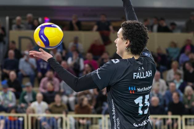Wiesbaden, Deutschland 29. Januar 2025: 1. VBL - Frauen - 2024 2025 - VC Wiesbaden vs. Ladies in Black Aachen Im Bild: Sophia Fallah (Ladies in Black Aachen, 15), Aufschlag, Halle am Platz der deutschen Einheit Berlin Copyright: xFotostandx xUlrichxScherbaumx