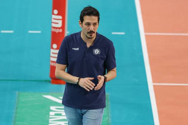Wiesbaden, Deutschland 29. Januar 2025: 1. VBL - Frauen - 2024 2025 - VC Wiesbaden vs. Ladies in Black Aachen Im Bild: Trainer Tigin Yaglioglu (VC Wiesbaden), Halle am Platz der deutschen Einheit Berlin Copyright: xFotostandx xUlrichxScherbaumx