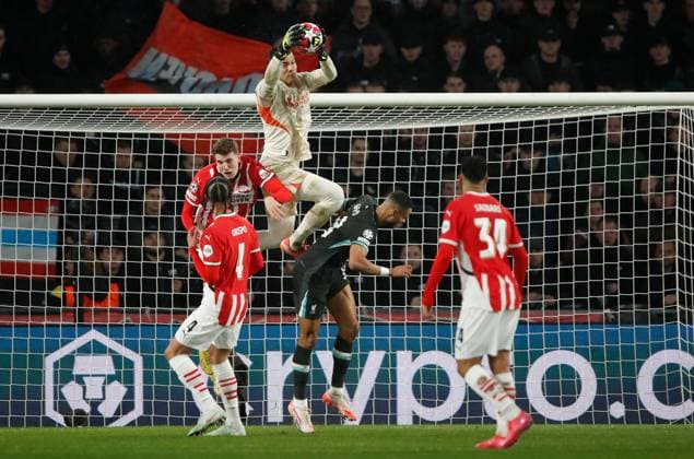 Walter Benitez of PSV Eindhoven claims the ball PSV Eindhoven v Liverpool, UEFA Champions League, Group Stage, Football, Philips Stadion, Eindhoven, Netherlands - 29 Jan 2025 EDITORIAL USE ONLY No use with unauthorised audio, video, data, fixture lists, club league logos or live services. Online in-match use limited to 120 images, no video emulation. No use in betting, games or single club league player publications. Copyright: xBartxStoutjesdijk Shutterstockx 15122172ab