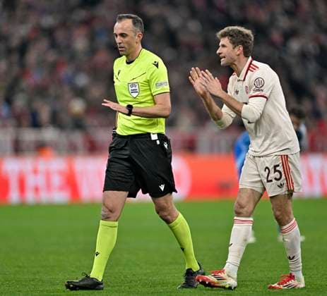 29.01.2025, Fussball UEFA Championsleague 2024 2025: 8.Spieltag, FC Bayern München - Slovan Bratislava, in der Allianz-Arena München. Thomas Müller (FC Bayern München) spricht mit Schiedsrichter Joao Pinheira (Portugal).