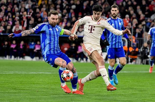 29.01.2025, xemx, Fussball UEFA Champions League, FC Bayern Muenchen - Slovan Bratislava v.l. Guram Kashia (Slovan Bratislava), Aleksandar Pavlovic (FC Bayern Muenchen) Zweikampf, Aktion, action, battle for the ball (DFL DFB REGULATIONS PROHIBIT ANY USE OF PHOTOGRAPHS as IMAGE SEQUENCES and or QUASI-VIDEO) Muenchen