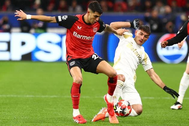 Exequiel Palacios 25 (Bayer 04 Leverkusen) im Zweikampf, Aktion, mit Qazim Laci 28 (AC Sparta Prag) Bayer 04 Leverkusen vs. AC Sparta Prag, Fussball, UEFA Champions League, 8. Spieltag, Saison 2024 2025, 29.01.2025 Foto: kolbert-press Ant Palmer BayArena NRW Deutschland
