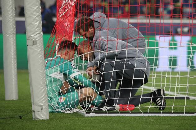 29.01.2025, xmohx, Fussball UEFA Champions League, VfB Stuttgart - Paris St.Germain v.l. Fabian Bredlow (VfB Stuttgart) verletzt, Verletzung, Schmerz, Schmerzen (DFL DFB REGULATIONS PROHIBIT ANY USE OF PHOTOGRAPHS as IMAGE SEQUENCES and or QUASI-VIDEO) Stuttgart
