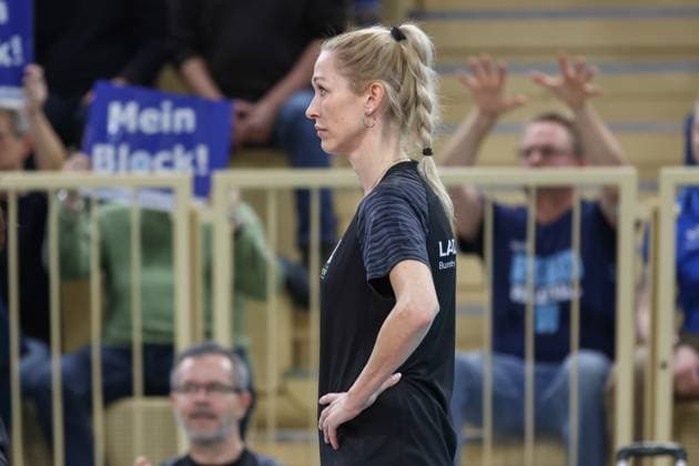 Wiesbaden, Deutschland 29. Januar 2025: 1. VBL - Frauen - 2024 2025 - VC Wiesbaden vs. Ladies in Black Aachen Im Bild: Mareike Hindriksen (Trainer in Ladies in Black Aachen) unzufrieden auf dem Spielfeld. Halle am Platz der deutschen Einheit Berlin Copyright: xFotostandx xUlrichxScherbaumx