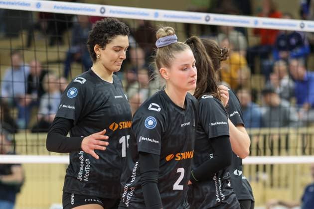 Wiesbaden, Deutschland 29. Januar 2025: 1. VBL - Frauen - 2024 2025 - VC Wiesbaden vs. Ladies in Black Aachen Im Bild: Sophia Fallah (Ladies in Black Aachen, 15), Luisa Keller (Ladies in Black Aachen, 2) unzufrieden auf dem Spielfeld. Halle am Platz der deutschen Einheit Berlin Copyright: xFotostandx xUlrichxScherbaumx