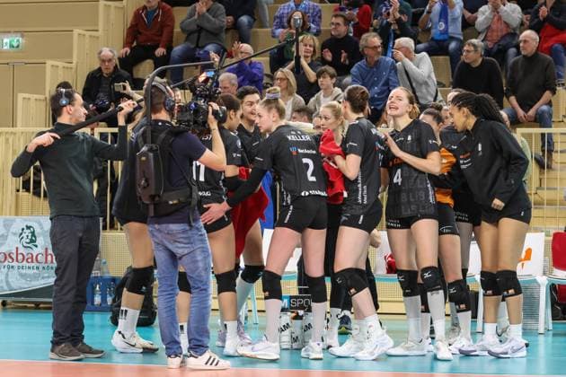 Wiesbaden, Deutschland 29. Januar 2025: 1. VBL - Frauen - 2024 2025 - VC Wiesbaden vs. Ladies in Black Aachen Im Bild: die Spielerinnen von Ladies in Black Aachen, Besprechung in der Spielpause, Halle am Platz der deutschen Einheit Berlin Copyright: xFotostandx xUlrichxScherbaumx