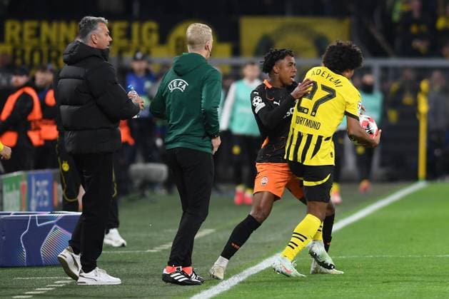 Kevin (FC Shakhtar Donetsk) und Karim Adeyemi (Borussia Dortmund) gestikuliert, gestik waehrend des Spiels der UEFA Champions League 2024 25 Ligen-Phase 8. Spieltag zwischen Borussia Dortmund und FC Shakhtar Donetsk, SIGNAL IDUNA PARK am 29. January 2025 in Dortmund, Deutschland. (Foto von Ralf Treese DeFodi Images) +++ Kevin (FC Shakhtar Donetsk) und Karim Adeyemi (Borussia Dortmund) gestures during the UEFA Champions League 2024 25 League Phase MD8 match between Borussia Dortmund and FC Shakhtar Donetsk at Signal Iduna Park on January 29, 2025 in Dortmund, Germany. (Photo by Ralf Treese DeFodi Images) Defodi-521_BVBDON20250129_020