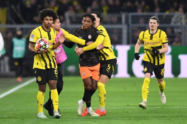 Karim Adeyemi (Borussia Dortmund), Kevin (FC Shakhtar Donetsk) und Ramy Bensebaini (Borussia Dortmund) gestikuliert, gestik waehrend des Spiels der UEFA Champions League 2024 25 Ligen-Phase 8. Spieltag zwischen Borussia Dortmund und FC Shakhtar Donetsk, SIGNAL IDUNA PARK am 29. January 2025 in Dortmund, Deutschland. (Foto von Ralf Treese DeFodi Images) +++ Karim Adeyemi (Borussia Dortmund), Kevin (FC Shakhtar Donetsk) und Ramy Bensebaini (Borussia Dortmund) gestures during the UEFA Champions League 2024 25 League Phase MD8 match between Borussia Dortmund and FC Shakhtar Donetsk at Signal Iduna Park on January 29, 2025 in Dortmund, Germany. (Photo by Ralf Treese DeFodi Images) Defodi-521_BVBDON20250129_021