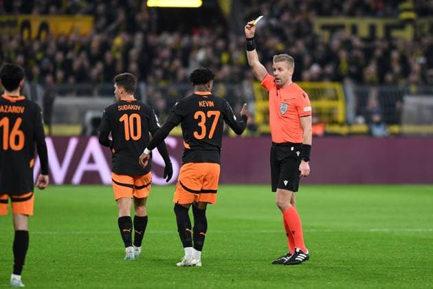 Schiedsrichter Glenn Nyberg zeigt Kevin (FC Shakhtar Donetsk) die gelbe Karte waehrend des Spiels der UEFA Champions League 2024 25 Ligen-Phase 8. Spieltag zwischen Borussia Dortmund und FC Shakhtar Donetsk, SIGNAL IDUNA PARK am 29. January 2025 in Dortmund, Deutschland. (Foto von Ralf Treese DeFodi Images) +++ Schiedsrichter Glenn Nyberg shows the yellow card to Kevin (FC Shakhtar Donetsk) during the UEFA Champions League 2024 25 League Phase MD8 match between Borussia Dortmund and FC Shakhtar Donetsk at Signal Iduna Park on January 29, 2025 in Dortmund, Germany. (Photo by Ralf Treese DeFodi Images) Defodi-521_BVBDON20250129_022