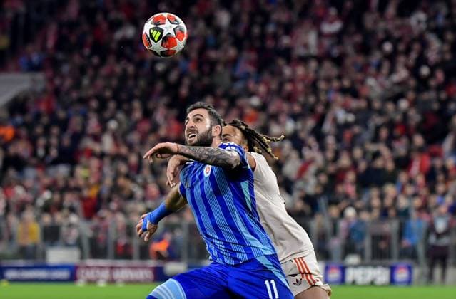 29.01.2025, xemx, Fussball UEFA Champions League, FC Bayern Muenchen - Slovan Bratislava v.l. Sach Boey (FC Bayern Muenchen), Tigran Barseghyan (Slovan Bratislava) Zweikampf, Aktion, action, battle for the ball (DFL DFB REGULATIONS PROHIBIT ANY USE OF PHOTOGRAPHS as IMAGE SEQUENCES and or QUASI-VIDEO) Muenchen