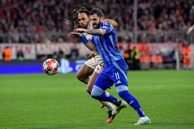 29.01.2025, xemx, Fussball UEFA Champions League, FC Bayern Muenchen - Slovan Bratislava v.l. Sach Boey (FC Bayern Muenchen), Tigran Barseghyan (Slovan Bratislava) Zweikampf, Aktion, action, battle for the ball (DFL DFB REGULATIONS PROHIBIT ANY USE OF PHOTOGRAPHS as IMAGE SEQUENCES and or QUASI-VIDEO) Muenchen