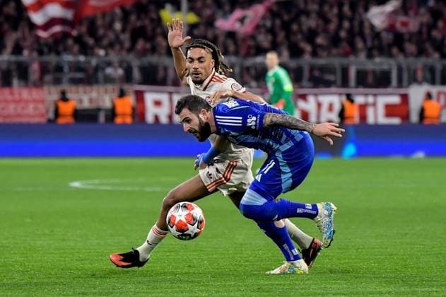 29.01.2025, xemx, Fussball UEFA Champions League, FC Bayern Muenchen - Slovan Bratislava v.l. Sach Boey (FC Bayern Muenchen), Tigran Barseghyan (Slovan Bratislava) Zweikampf, Aktion, action, battle for the ball (DFL DFB REGULATIONS PROHIBIT ANY USE OF PHOTOGRAPHS as IMAGE SEQUENCES and or QUASI-VIDEO) Muenchen