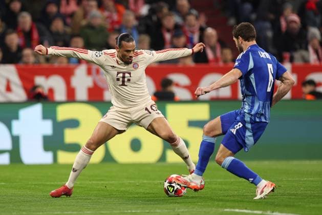 im Zweikampf, Aktion, mit Leroy Sane 10 (FC Bayern Muenchen), Kevin Wimmer 6 (SK Slovan Bratislava), FC Bayern Muenchen vs. SK Slovan Bratislava, Fussball, Champions League, 8. Spieltag, 29.01.2025 Muenchen Bayern Deutschland